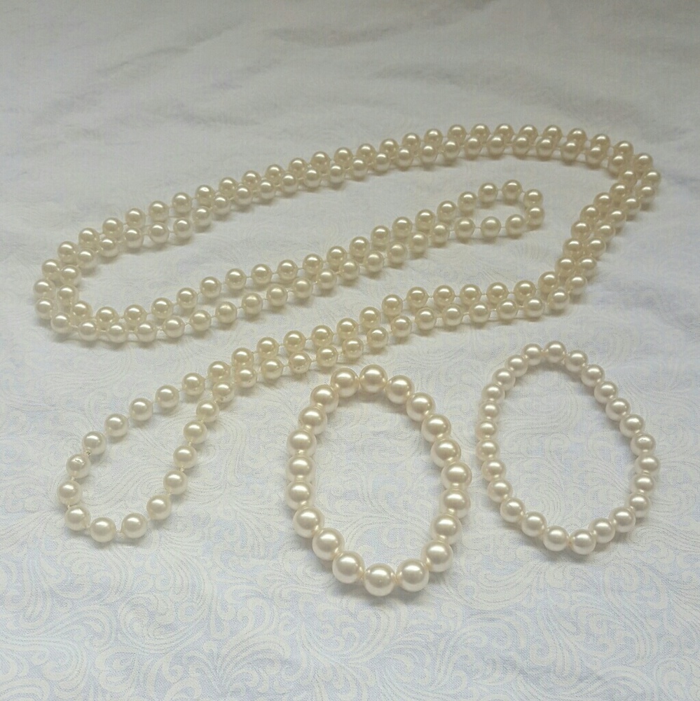 Vintage Pearl necklace and bracelet set